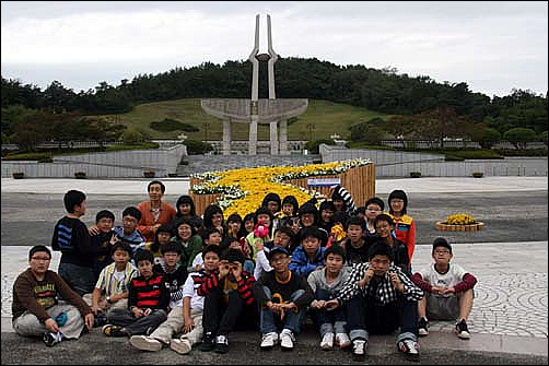 5.18 희생자 추모 기념탑 앞에서 기념촬영