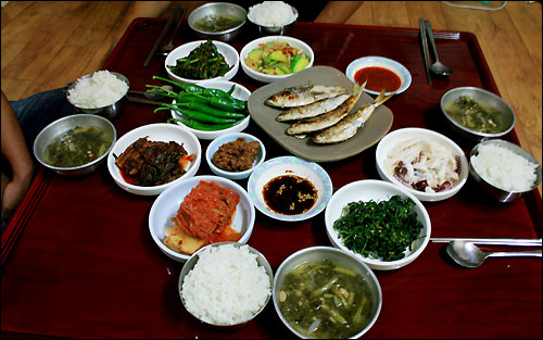 손님상에 비해 가짓수가 덜 나왔다는 밥상이지만 진짜 우리 맛이 다 담겨있다. 가장 한국적인 최고의 맛이 아닐까.
