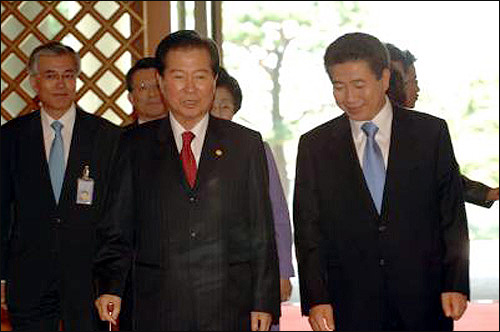 노무현 대통령과 김대중 전 대통령이 10월 9일 낮 청와대 오찬장으로 들어서고 있다. 