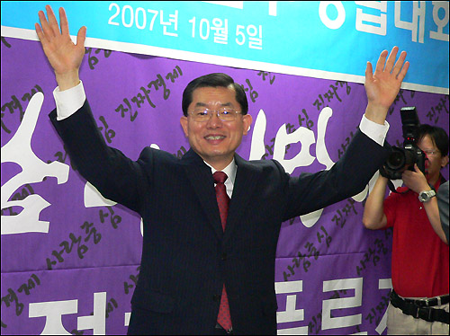 문국현 대선 예비후보가 5일 밤 대전에서 열린 '창조한국대전본부' 창립대회에 참석, 참석자들의 환호에 손을 들어 인사하고 있다. 