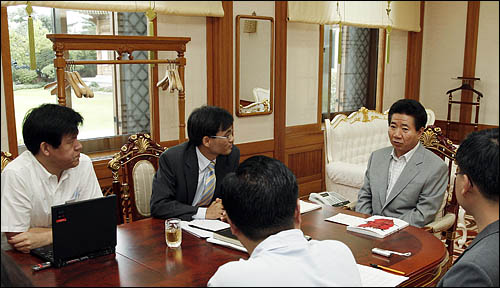 지난 9월 2일 오연호 오마이뉴스 대표기자와 이한기 뉴스게릴라 본부장, 황방열 기자가 노무현 대통령을 인터뷰 하고 있다.