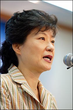 박근혜 한나라당 대표는 지난 2005년 9월 1일 오전 기자회견을 갖고 "저와 한나라당은 대통령의 연정 제안을 단호히 거부한다"며 연정거부의사를 분명히 했다. 