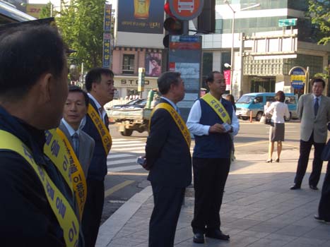이날 서울지하철 노사가 지하철 이용 시민들에게 질서 캠페인을 전개 했다.