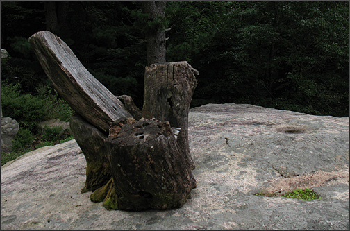  암대 위에 놓인 나무의자.
