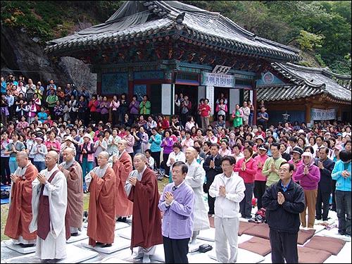  이날 700여명의 신도들은 역대 백제왕을 추모했다.