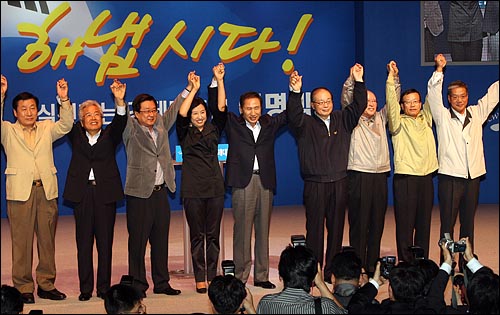 지난 2007년 10월 한나라당 17대 대선 중앙선대위 '국민성공시대'의 출정식에 경제살리기특위 부위원장 자격으로 참석한 황영기 KB금융지주 회장(맨 오른쪽).
