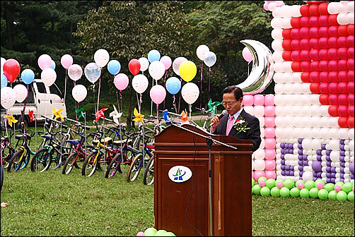 지난 10일 용산가족공원에서 개최된 용산구 자전거 나눔행사에서 김근태 용산구의회 의장이 축사를 하고 있다 