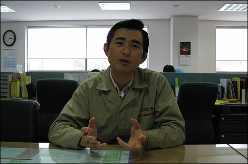 박재동 동명식품 대표의 아들인 박철진 상무는 "뉴패러다임을 도입하지 않았다면, 회사는 존재하지 않았을 것이다"고 밝혔다.


