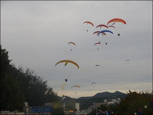  제53회 백제문화제의 시작을 페러글라이딩 20대가 에어쇼를 펼치며 알리고 있다.