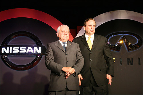 콜린닷지 닛산자동차 수석부사장(왼쪽)과 한국닛산의 그레고리 필립스 사장은 9일, 닛산의 한국진출을 공식 선언했다.
