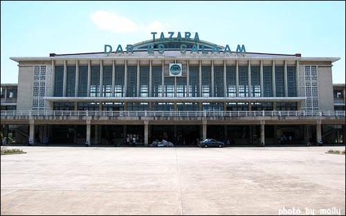 탄자니아 다르에스살람에 있는 타자라 기차역.
