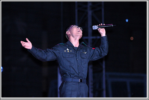 군 복무를 하고 있는 가수 김범수.
