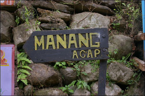 마낭은 안나푸르나 트래킹 코스중에 중요한 지점으로 비공식적인 안나푸르나의 수도로 통한다. 많은 여행자들이 마낭에서 고산병때문에 되돌아 가기도 한다.