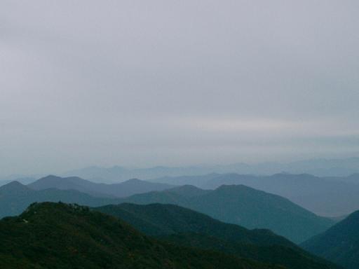  산을 산이 에두르고 있다. 나는 산에 포위되었고 산이 나를 안고 있었다. 