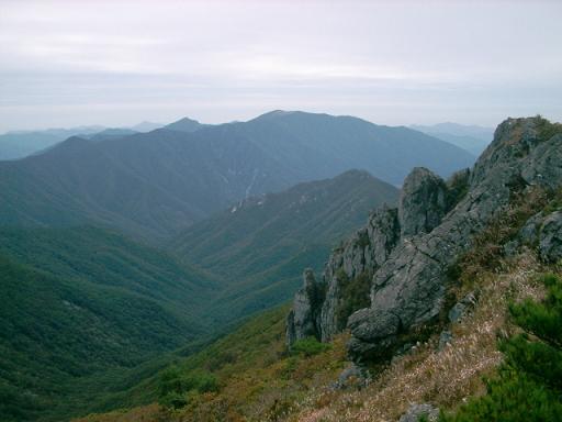  산 너머 산, 산 너머 또 산, 지나가던 등산객의 말대로 우리나라엔 산이 정말 많다. 길을 내고 건물을 세우느라 산이 없어지는 것을 볼 때 안타깝다.