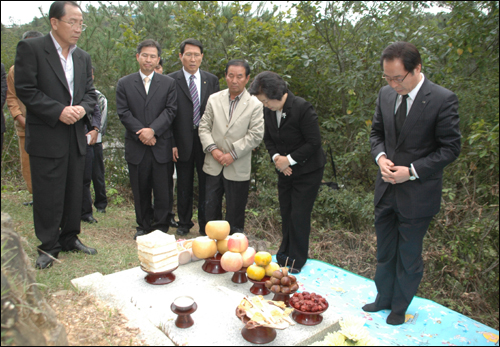 권영길 후보가 부인 강지연씨와 함께 아버지 묘소 앞에서 절을 하고 있다.