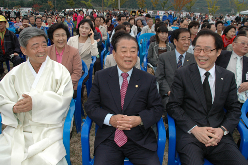산청향우회 전국대회에 참석한 권영길 후보가 이강두 의원(가운데)과 이재근 산청군수(왼쪽)와 나란히 앉아 있다.