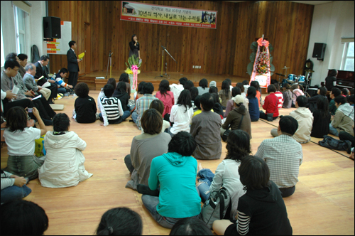 간디학교 10년 개교기념잔치가 13일 산청간디학교 강당에서 열렸다.