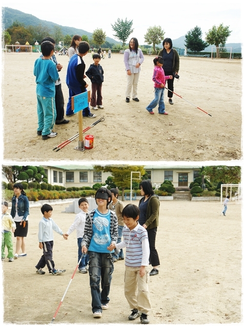 시각장애 체험 흰지팡이를 들고 시각장애 체험을 하고 있는 어린이들