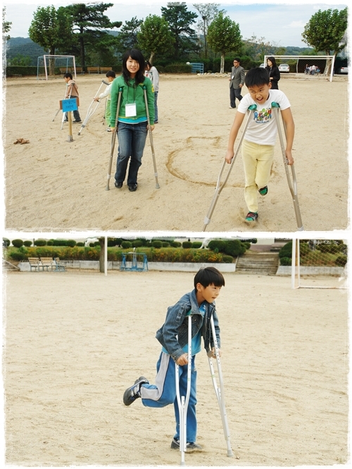 신체장애 체험 1 목발을 짚고 신체장애 체험을 하고 있다.