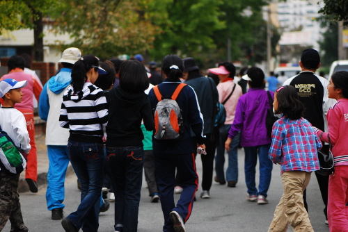 지정된 코스를 따라 걷기 운동에 참여한 사람들의 모습