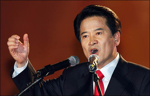 대통합민주신당의 대선 후보로 선출된 정동영 후보가 15일 서울 장충체육관에서 열린 대통령 후보자 지명대회에서 수락연설을 하고 있다.