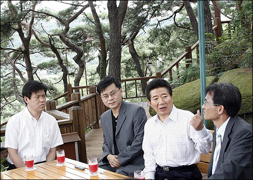 서울 시내가 한 눈에 내려다 보이는 데크에서 이야기를 하고 있는 노무현 대통령.