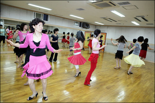  안양 동안여성회관 스포츠댄스 주부동아리 회원들이 부드러우면서도 강렬하고 힘있으면서도 유연한 춤을 추고있다.