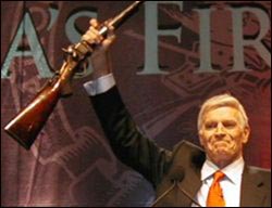 NRA 컨벤션에서 "나를 죽이고 내 손에서 총을 빼가라"라고 일갈하는 찰튼 헤스턴.