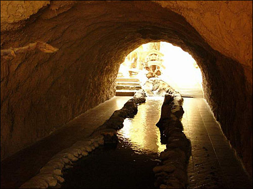 만리장성, 대운하와 함께 중국 3대 역사(役事)라 불리는 투르판 카레즈. 오직 원시적인 도구로 건설된 인공 지하수로이다.