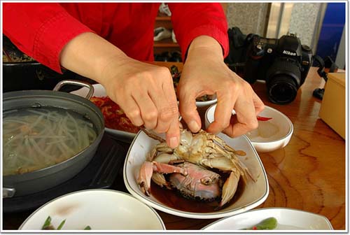  게장은 손으로 찢어야만 제 맛이 난다.