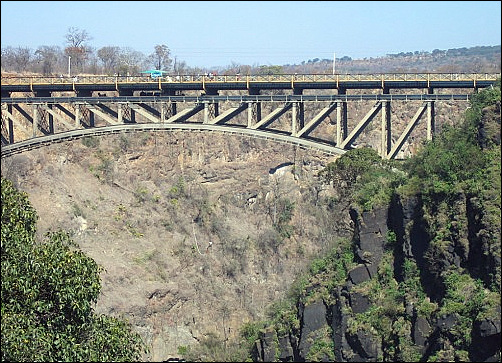 짐바브웨와 잠비아를 잇는 빅토리아 폭포 철길 다리와 번지점프하는 모습