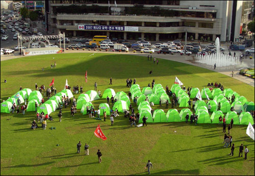 200여명 참석자들은 서울광장에 텐트를 세워 "No 빈곤"이라는 글귀를 완성했다. 