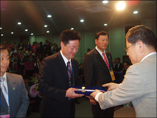 시상식 페막식에서 전국최우수상을 수상하고 있다.