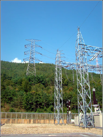 산에 설치된 송전탑을 통해 들어온 전류는 변전소에 이렇게 들어온다.