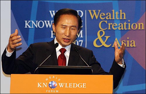 이명박 한나라당 대선후보가 18일 오후 서울 워커힐 호텔에서 열린 매일경제 주최 '세계지식포럼'에서 강연을 하고 있다.