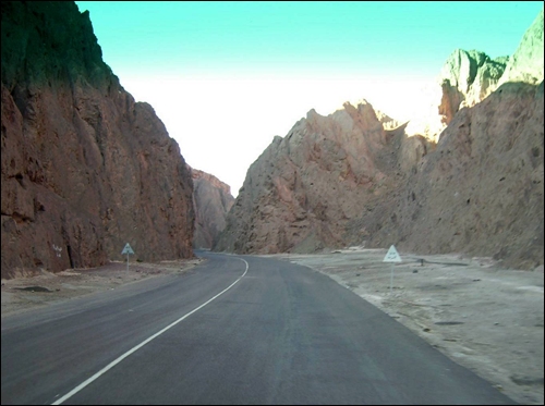 바위산 사이로 뚫린 도로