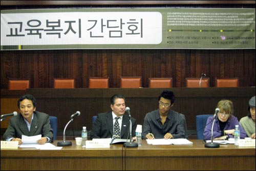 지난 19일 서울 여의도 국회도서관 소회의실에서 존슨 회장을 만났다. 그는 민주노동당 등 정당 관계자들과 교육 정책에 대한 간담회를 가진 뒤, 언론과의 인터뷰에 응했다. 