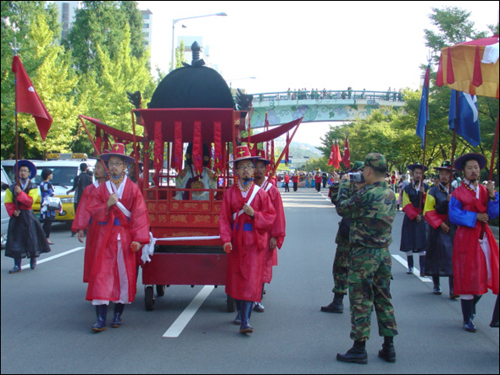  수도군단 장병들이 직접 참여해 안양시민과 함께한 2007 안양시민축제의 정조대왕 능행차 퍼레이드