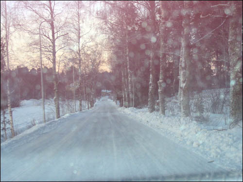 자동차 안에서 본 눈 오는 날의 풍경.