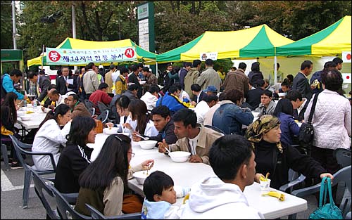 국제라이온스는 이날 건강검진에 참여한 외국인노동자와 이주여성 등 1천명이 넘는 참여자들에게 식사를 제공했다.
