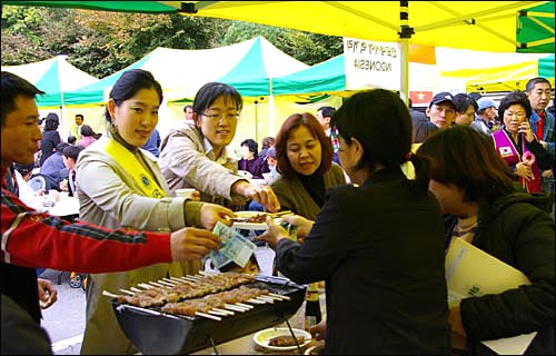 인도네시아와 방글라데시 등 각 공동체들이 음식박람회를 열어 참가자들에게 고유의 음식들을 선보였다. 이날 음식박람회에서는 몽골의 만두가 날개 돋친듯 팔렸으며 수익금은 공동체 운영비로 후원됐다.