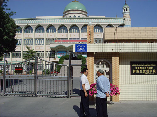 우룸치의 유일한 이슬람교 경전학교. 최근 중국 정부는 이슬람권 국가와의 관계증진을 위해 신장 무슬림의 이슬람교 연구 활동을 눈감아주고 있다.