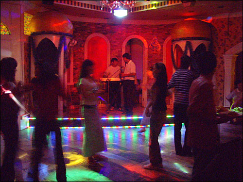 한 위구르인 전용식당에서 춤을 추는 위구르 젊은이들. 우룸치에서는 한족과 위구르인의 활동공간이 확연히 나뉘어 있다.