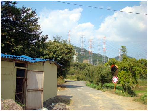 광양시 사곡 억만 마을에서 본 송전탑.