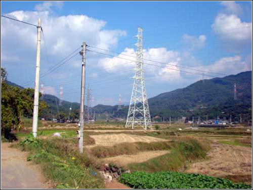 광양변전소 주변의 송전탑.