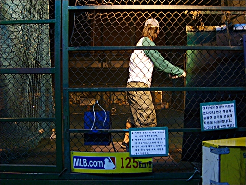 야구 연습장에서 '홈런왕'을 꿈꾸다 남영역 야구 연습장 시속 125km 타석.  