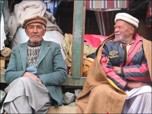 파키스탄 훈자마을. 울로 만들어진 '훈자모자'를 쓴 할아버지들.