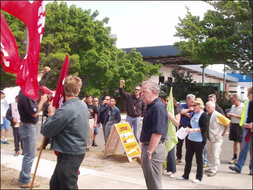 라파즈 호주본사 앞에서 구호를 외치는 호주노동자들.