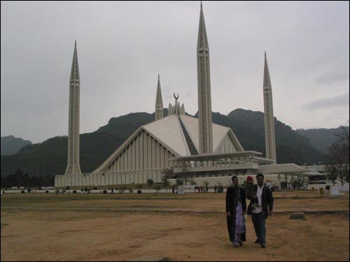 하늘을 찌를 듯한 모스크의 미나렛.(파키스탄 이슬라마바드에서) 